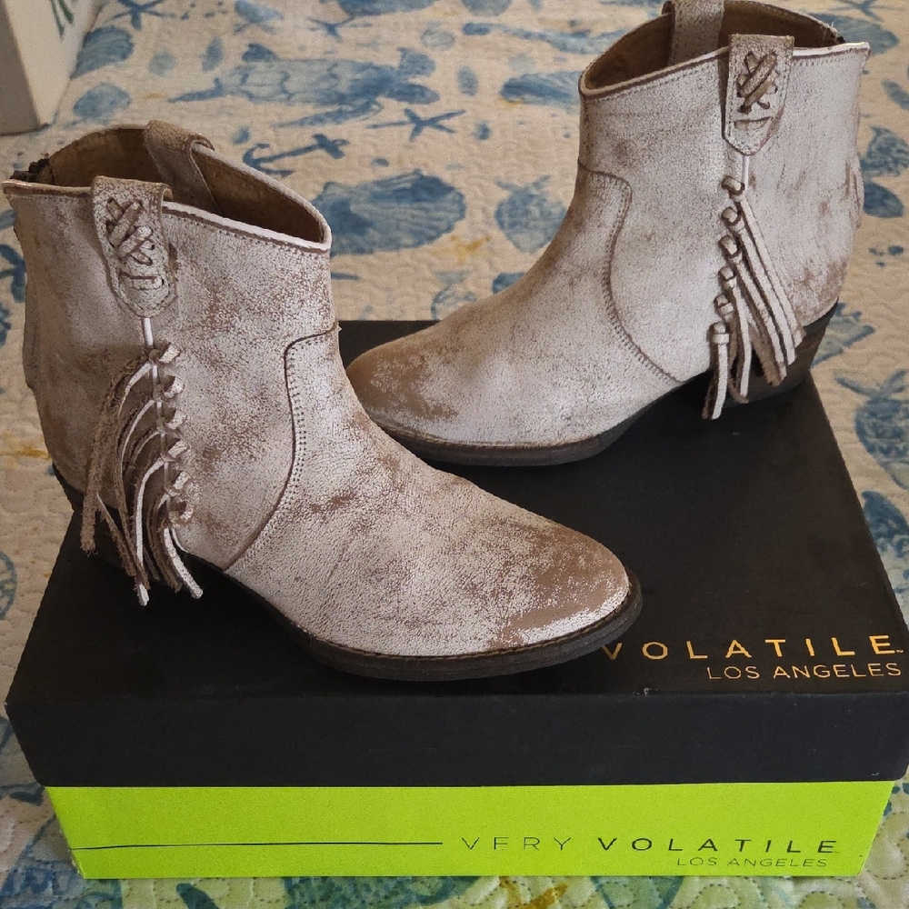 Very Volatile Lookout Off White Boots Size 8.5 Worn Once